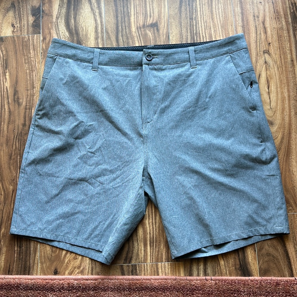 Vuori Aim casual shorts | size 36”